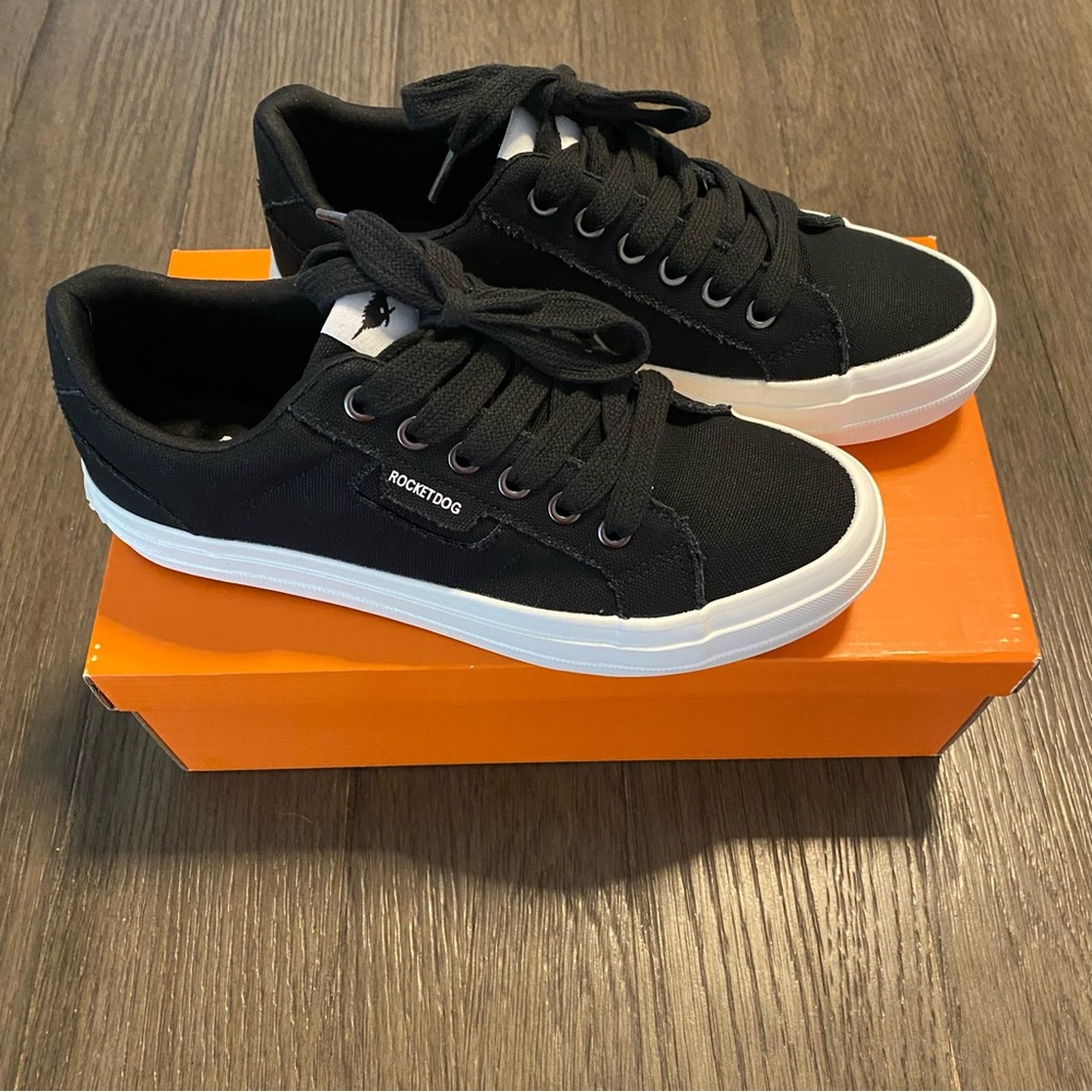 Women’s Rocket Dog black canvas sneakers! New with tags!